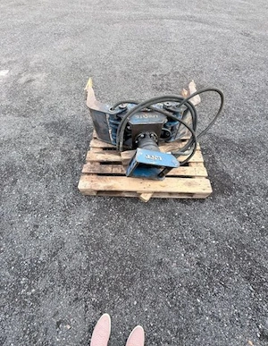 Eine robuste LST-Universalklemme, Modell USG 15, mit hydraulischem Drehmotor. Bild 4