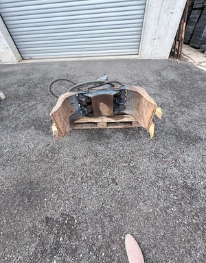 Eine robuste LST-Universalklemme, Modell USG 15, mit hydraulischem Drehmotor. Bild 5