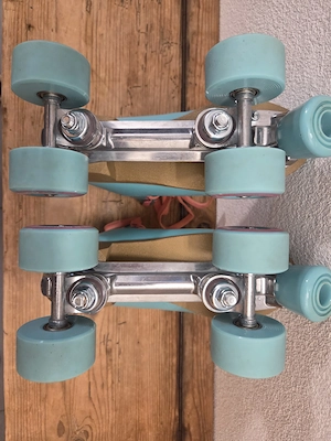 Rollschuhe Größe 38 (sind sehr klein geschnitten)  Bild 2