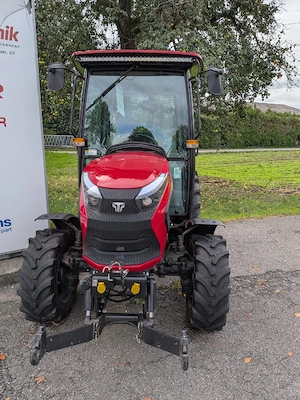 Traktor Marke TYM mit Schneepflug und Kippmulde  Bild 4