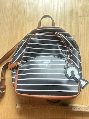 Rucksack " Guess" kein orginal schwarz weiss Reissverschlüsse Bild 4