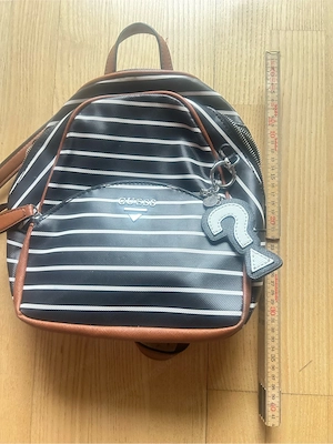 Rucksack " Guess" kein orginal schwarz weiss Reissverschlüsse Bild 3
