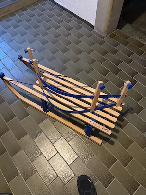 Klappbarer Holzschlitten von Decathlon mit Kinderlehne   wie neu Bild 2