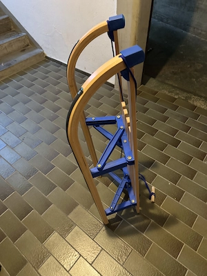 Klappbarer Holzschlitten von Decathlon mit Kinderlehne   wie neu Bild 3
