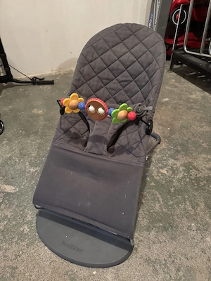 BabyBjörn Babywippe grau mit Spielbügel   sehr guter Zustand Bild 3