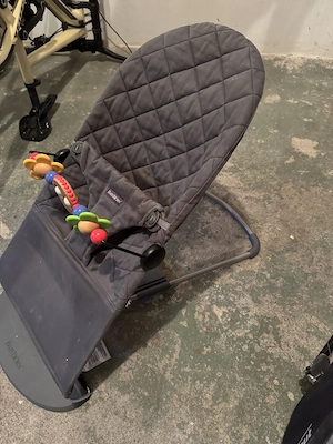 BabyBjörn Babywippe grau mit Spielbügel   sehr guter Zustand Bild 4
