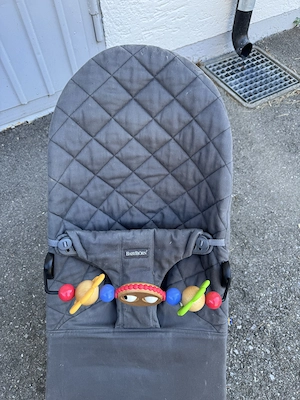 BabyBjörn Babywippe grau mit Spielbügel   sehr guter Zustand Bild 2