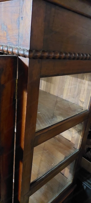Massivholzvitrine Bild 4