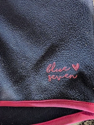 Fleeceweste dunkelblau mit pinken Details Bild 3