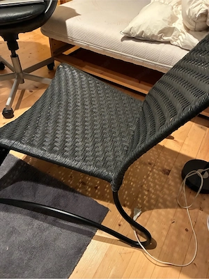 schwarzer niedriger Stuhl Bild 2
