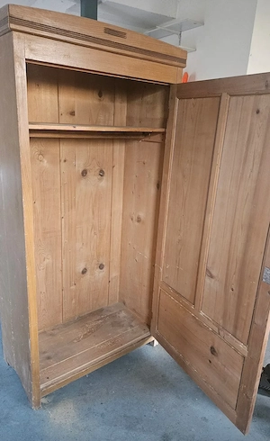Schrank aus Holz Bild 2