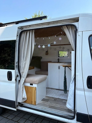 Wunderschön ausgebauter Fiat Ducato Camper mit Dachterasse Bild 3