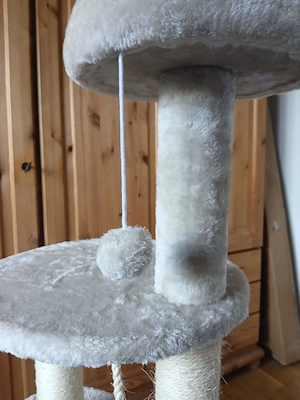 beiger Kratzbaum Bild 4
