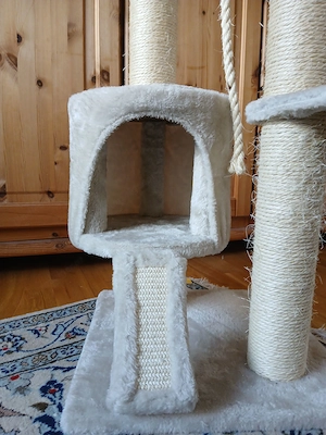 beiger Kratzbaum Bild 2