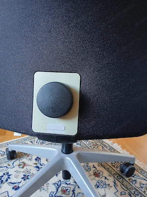 schwarzer drehbarer Bürostuhl Bild 3