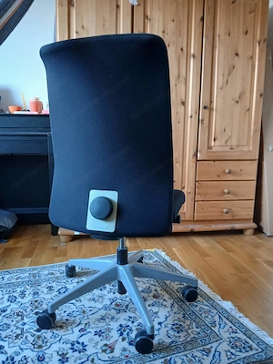 schwarzer drehbarer Bürostuhl Bild 2