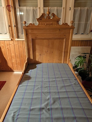 Antikes Bauernbett   Massivholzbett aus dem 19-20. Jhd. mit NEUER Matratze Bild 3