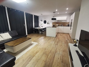 Neuwertige: 3-Zimmer Wohnung mit großzügiger Loggia, Stellplatz mit Wallbox & hochwärtige Verfl. Bild 2