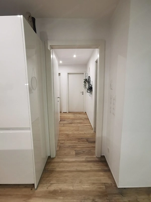Neuwertige: 3-Zimmer Wohnung mit großzügiger Loggia, Stellplatz mit Wallbox & hochwärtige Verfl. Bild 7