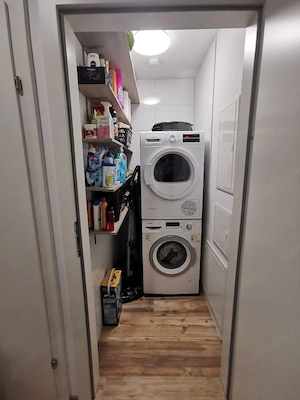 Neuwertige: 3-Zimmer Wohnung mit großzügiger Loggia, Stellplatz mit Wallbox & hochwärtige Verfl. Bild 9