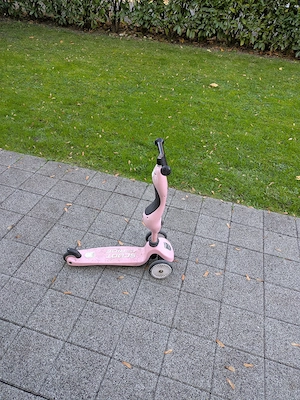 Klein Kind, scoot and ride, scooter,  Bild 2