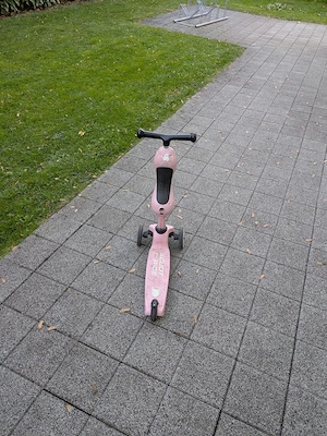 Klein Kind, scoot and ride, scooter,  Bild 3