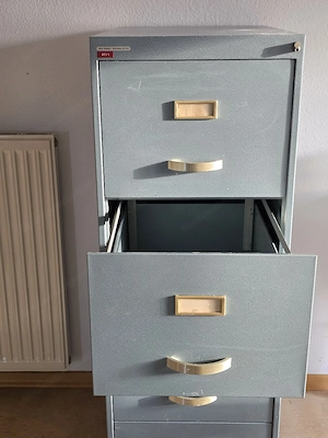 Stabiler Metall-Aktenschrank  Bild 3