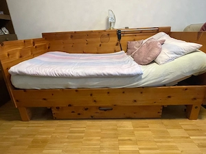 Zirbenbett mit elektr. verstellbarem Lattenrost plus Matratze Bild 2