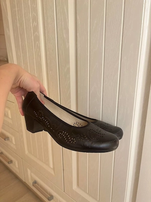 Elegante schwarze Damenpumps mit Lochmuster   bequemer Blockabsatz Bild 2