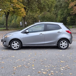 Mazda 2 - TÜV NEU - nur 88000 km Bild 2